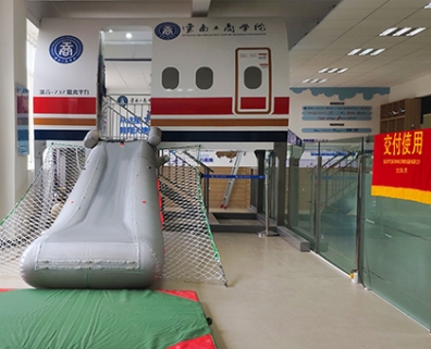 波音B737-800陆地垂危撤离平台